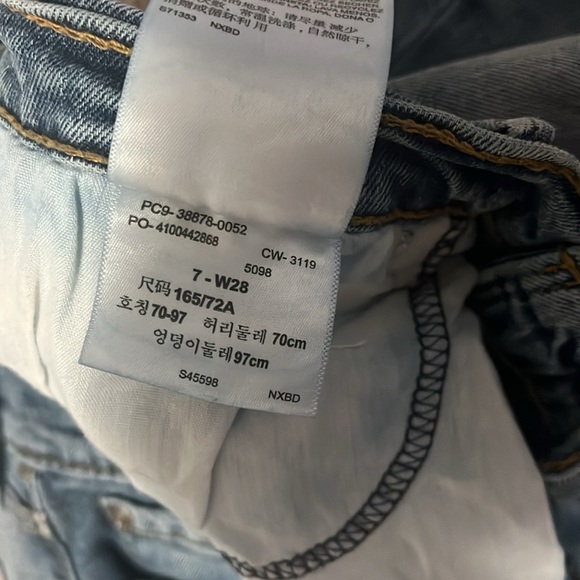 Denizen from Levi’s Women’s Mom Jean Very Distressed Size 7 W28 Zipper fly - Picture 4 of 9